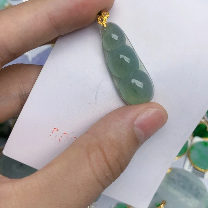 翡翠18K金镶嵌颈饰豆子