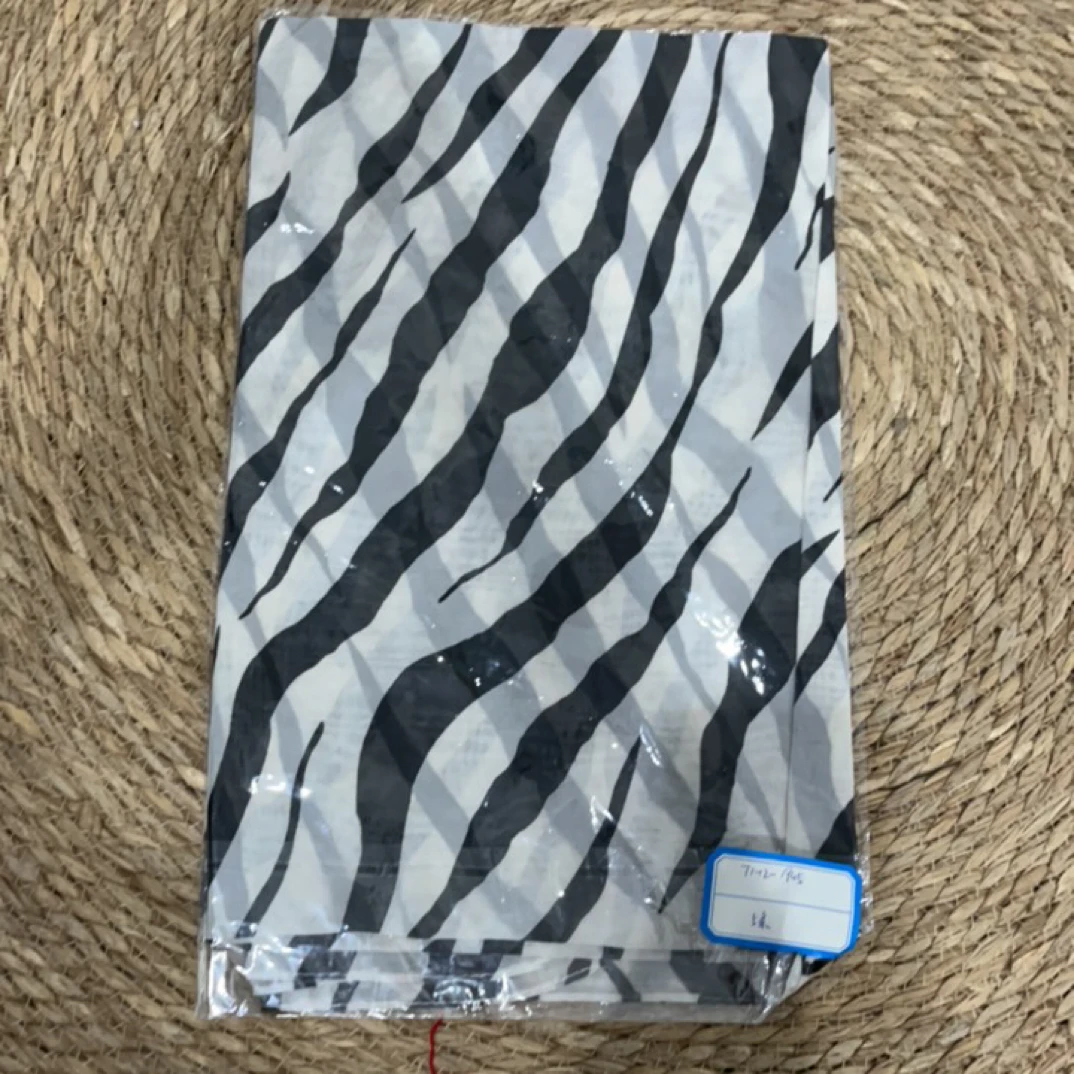 唯琳剪标   4仓T1-12-1945款 5黑拼灰印花围巾