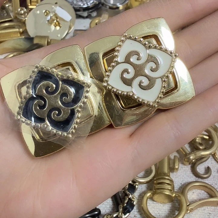 金色扭锁15元2个.备注颜色