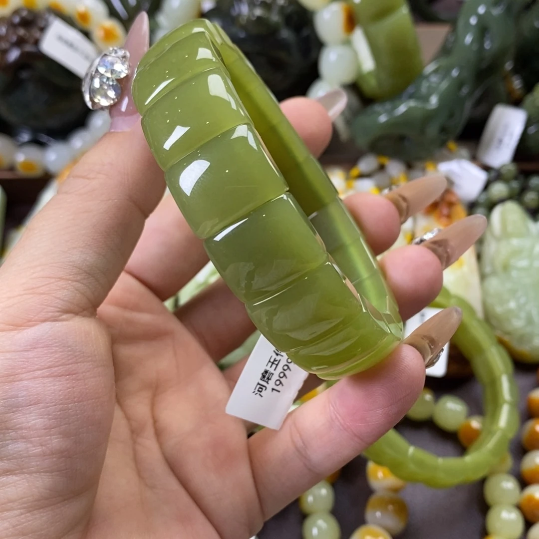 手串未镶嵌透闪石质玉思**厚手牌