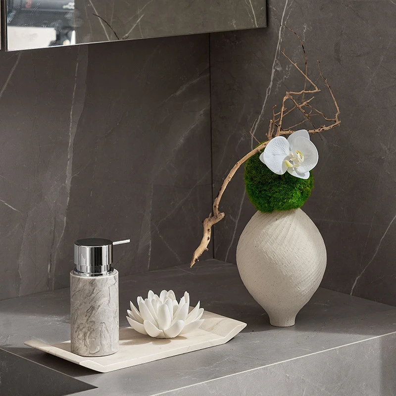 高端展厅现代简奢样板房间高端卫浴摆台组合搭配大理石乳液瓶摆件
