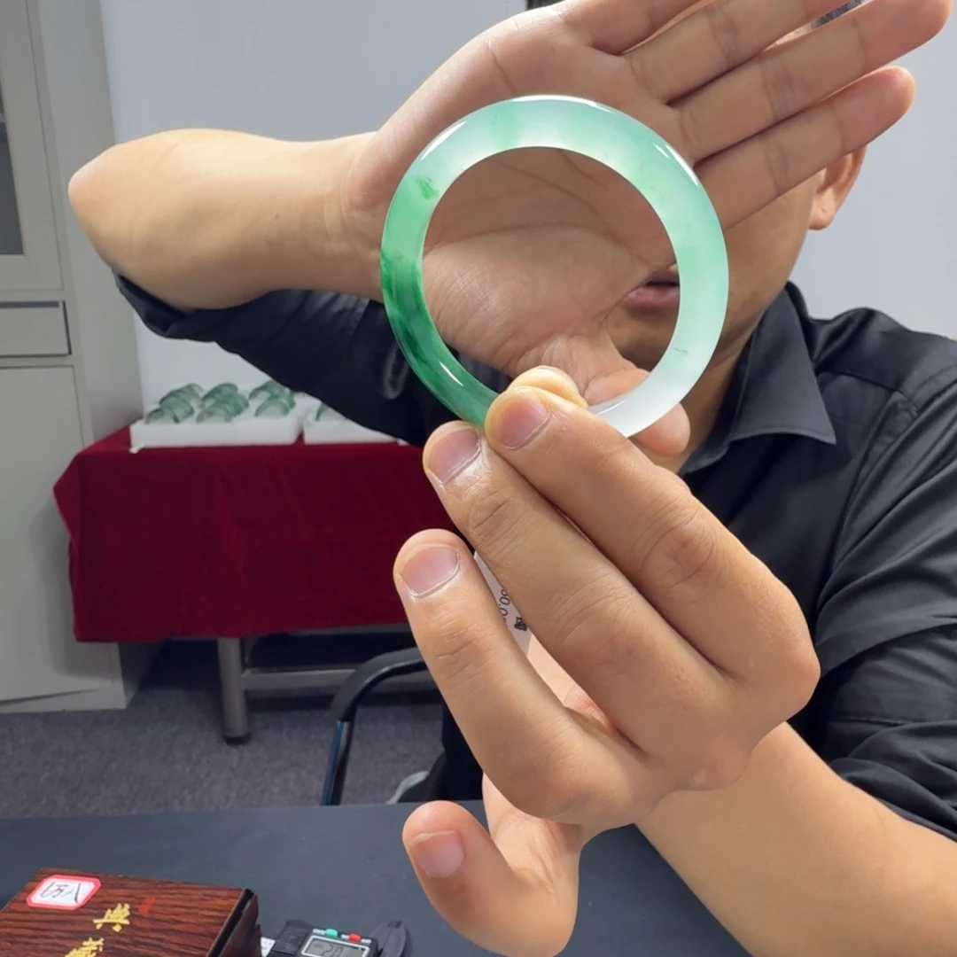 石英质玉（非洲翠）手镯未镶嵌