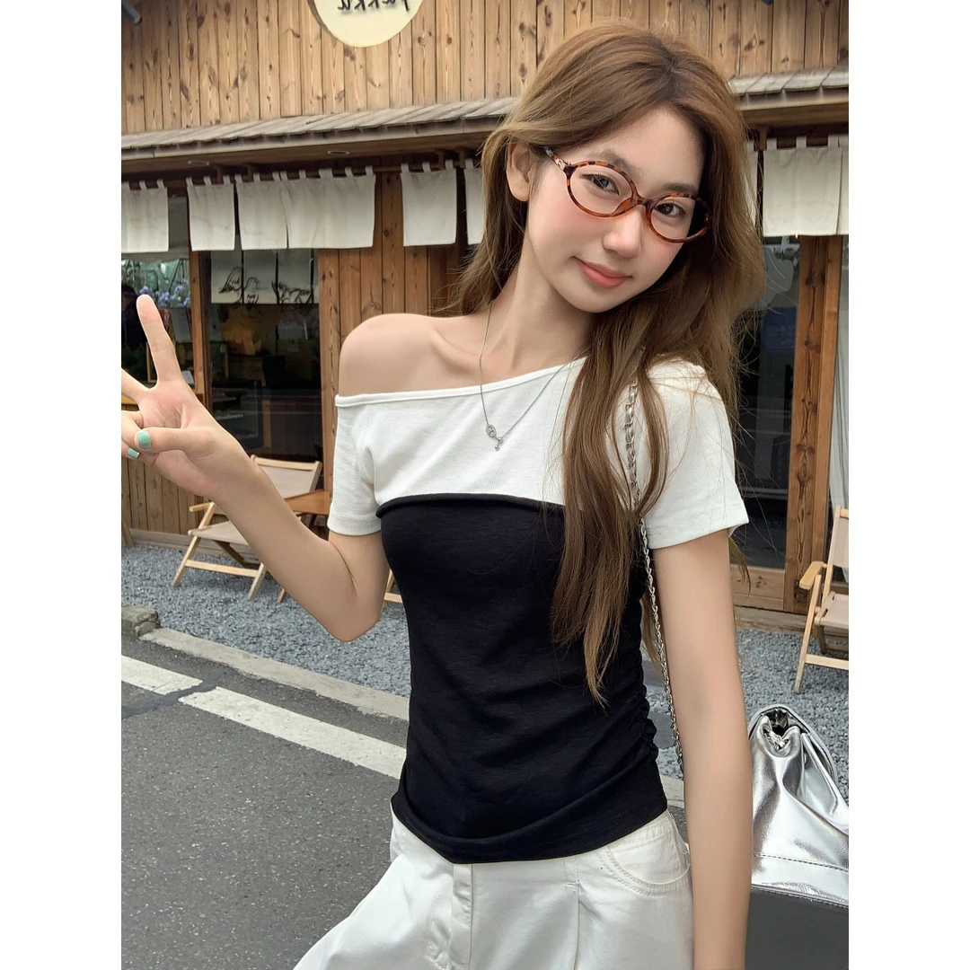 撞色拼接斜肩短袖T恤女2025夏季新款设计感修身显瘦辣妹露肩上衣