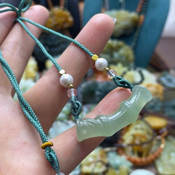 蛇纹石玉未镶嵌颈饰