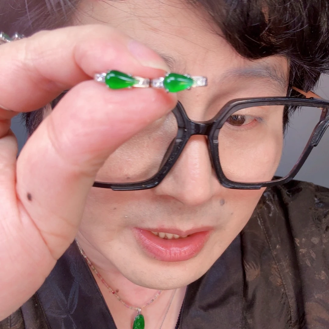 翡翠未镶嵌颈饰一对