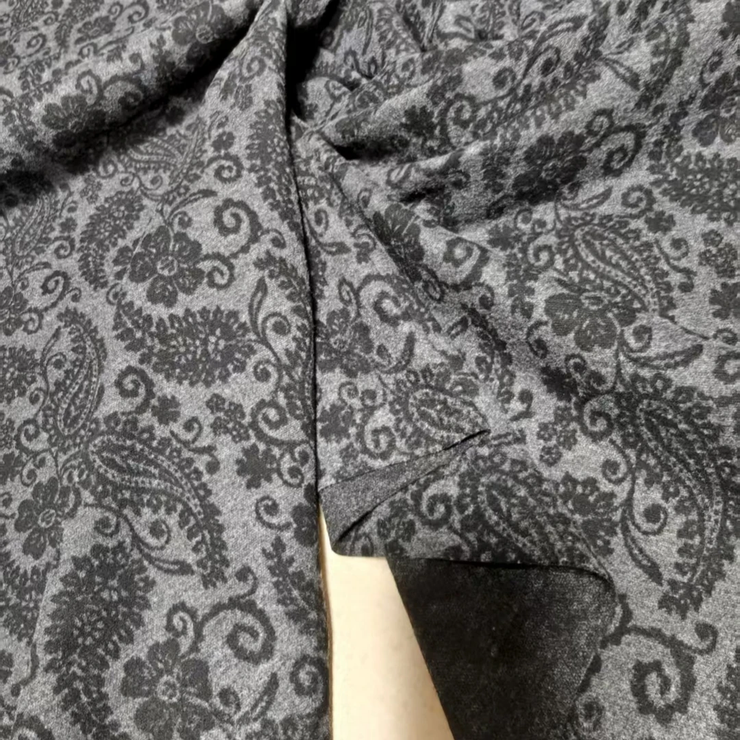 新款精仿提花腰果花布料，布料舒适柔软，四面弹力，适合做裤子外套。