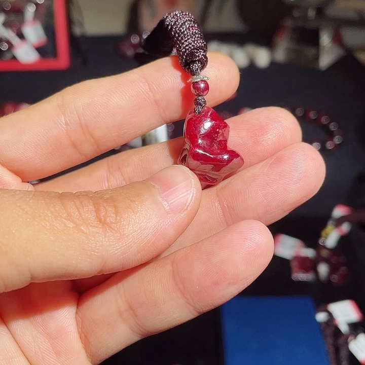 天然辰砂原矿无根沙吊坠