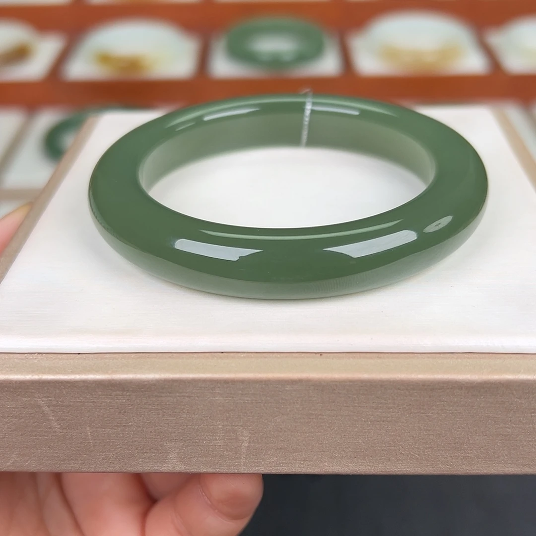 和田玉未镶嵌手镯湖水绿