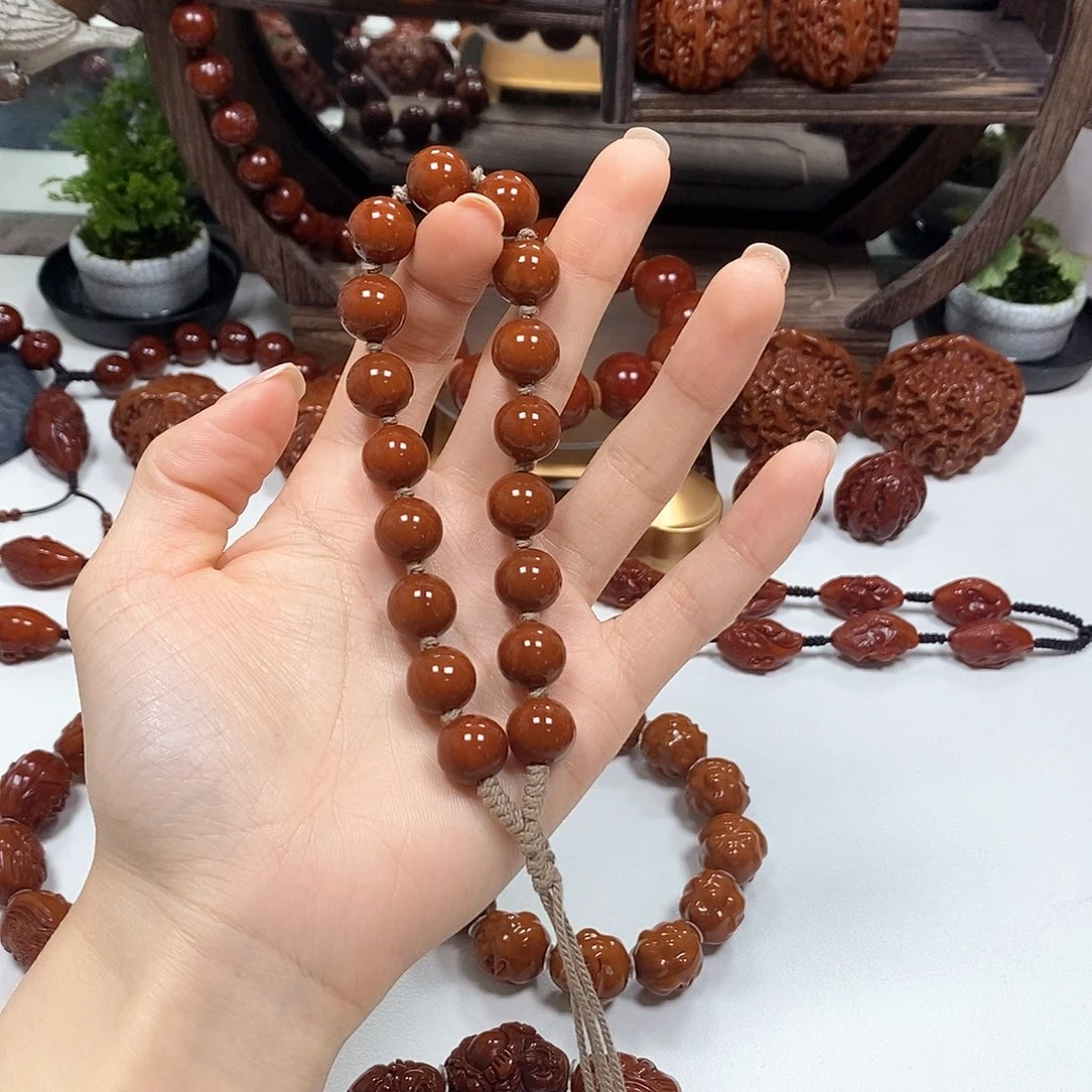 橄榄核把件王**。光珠手持