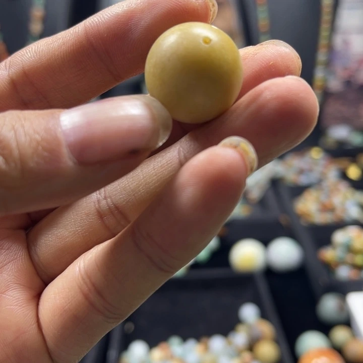 翡翠未镶嵌颈饰珠子