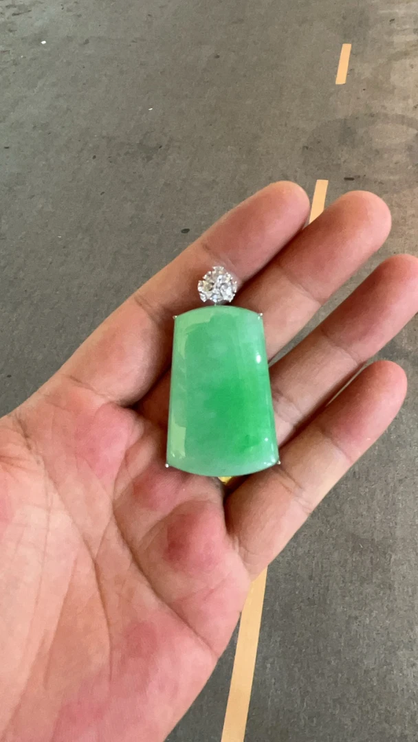 天然满色翡翠18 K金镶嵌平安无事牌