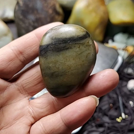 和田玉未镶嵌把件