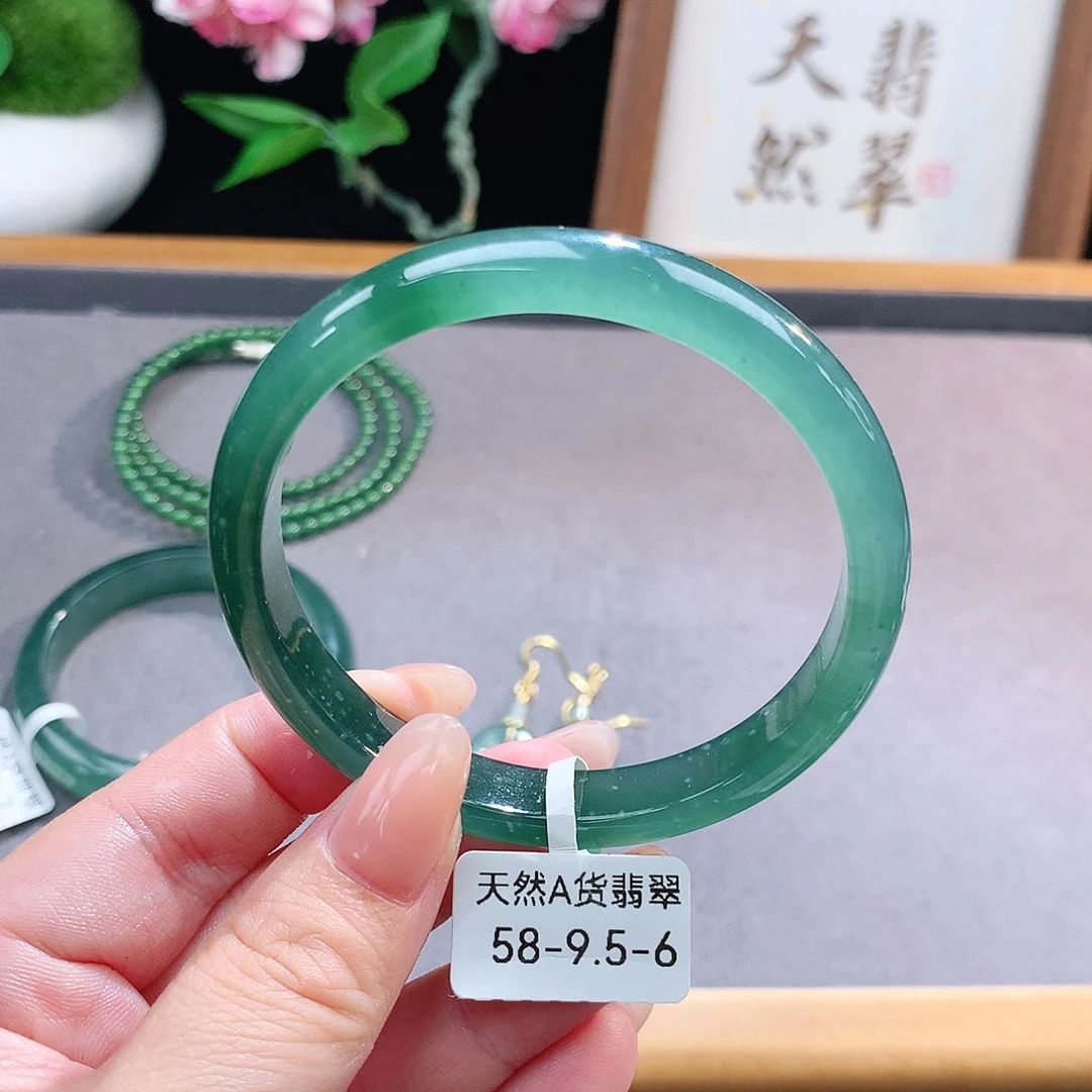 未镶嵌手镯（圆镯）翡翠