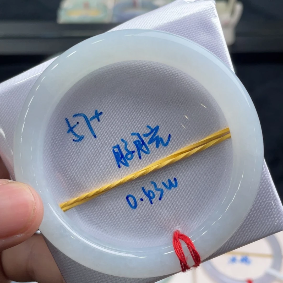 翡翠手镯未镶嵌翡翠手镯