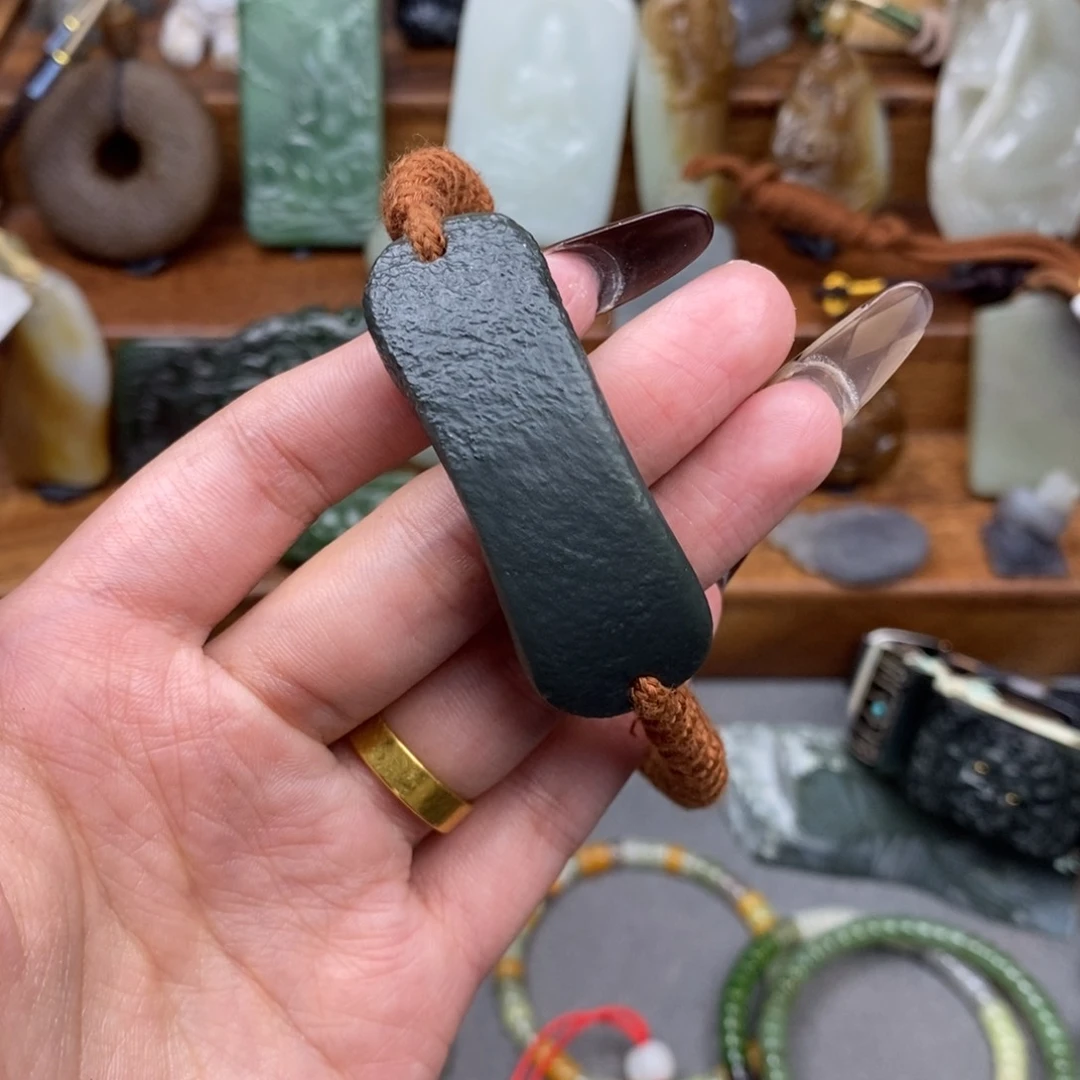 和田玉颈饰未镶嵌半**酒