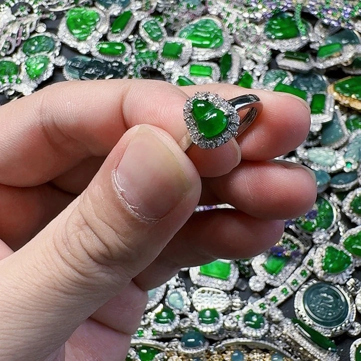 翡翠颈饰未镶嵌天然A货翡翠放漏