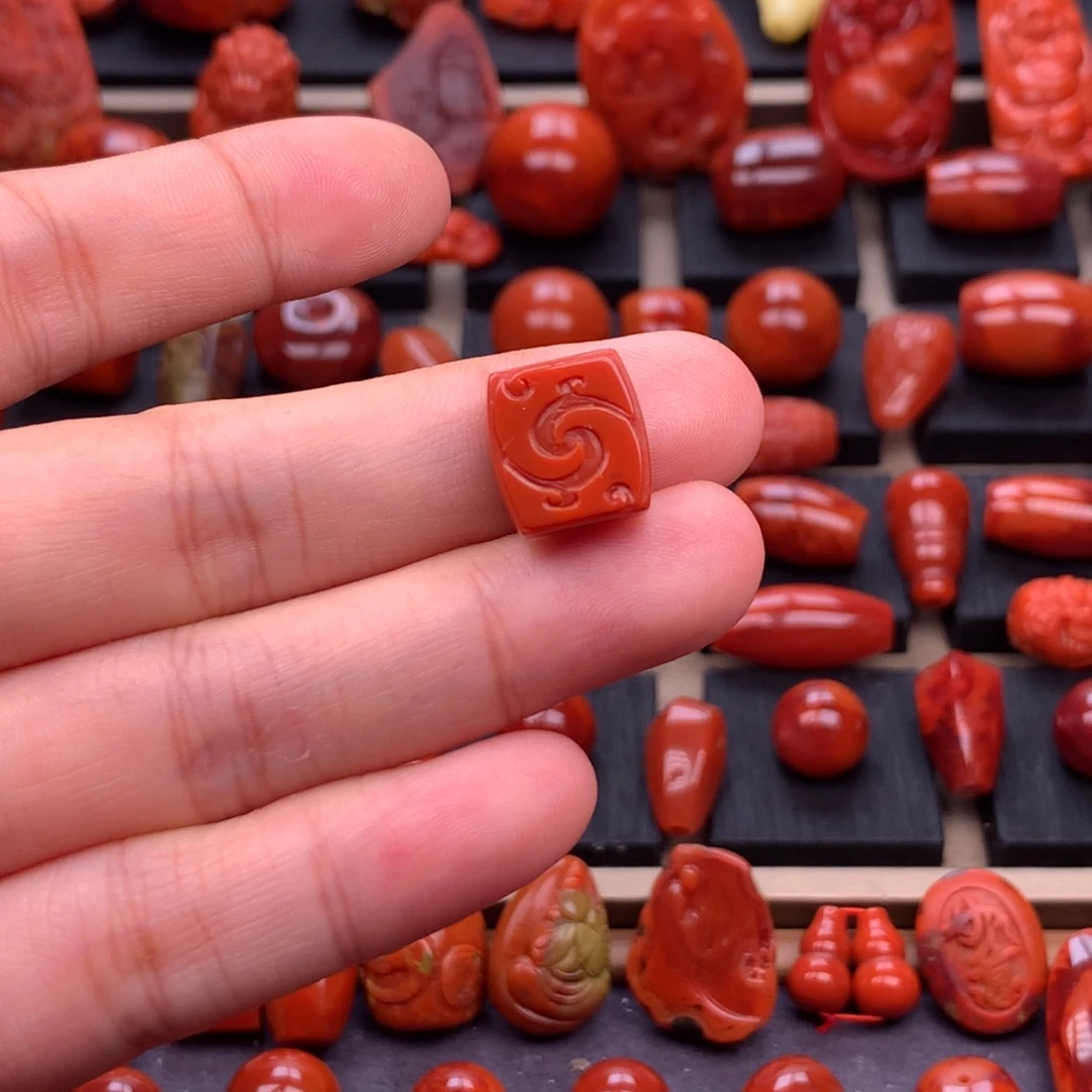 南红玛瑙未镶嵌原矿博古纹背云12mm