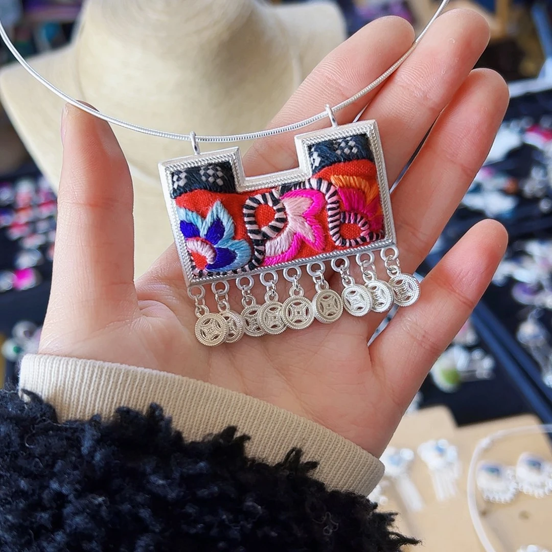 织绣民族风手工刺绣吊坠