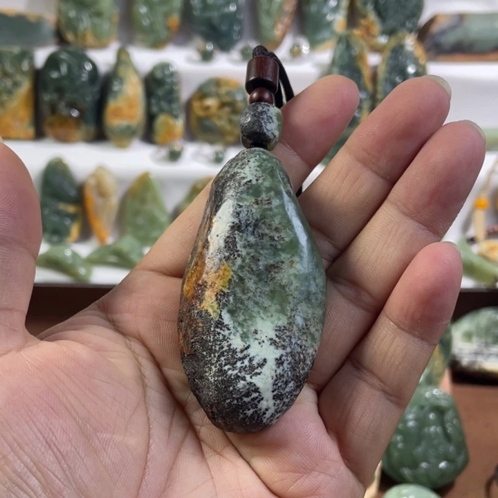 颈饰未镶嵌岫岩河磨玉（透闪石质玉）