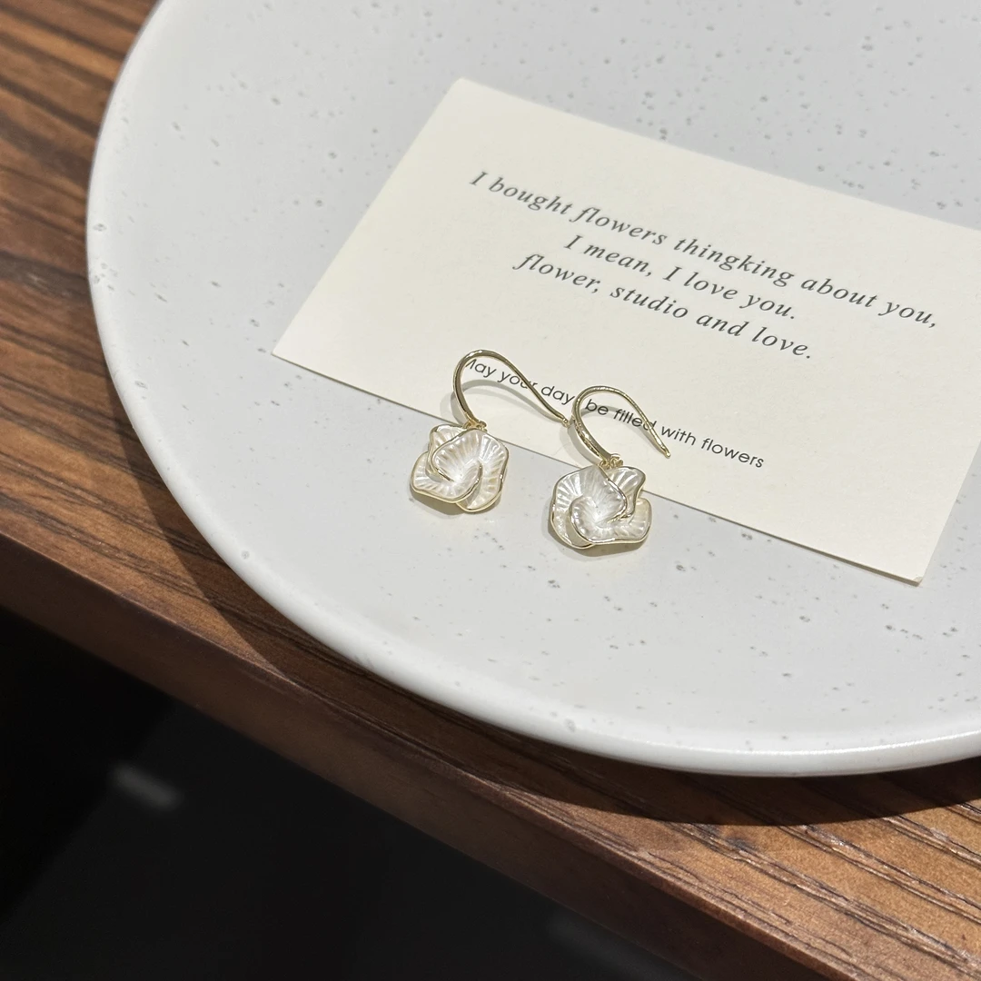 铜合金耳饰 AL5350 白色立体山茶花耳环百搭灵动感轻奢甜美高级感