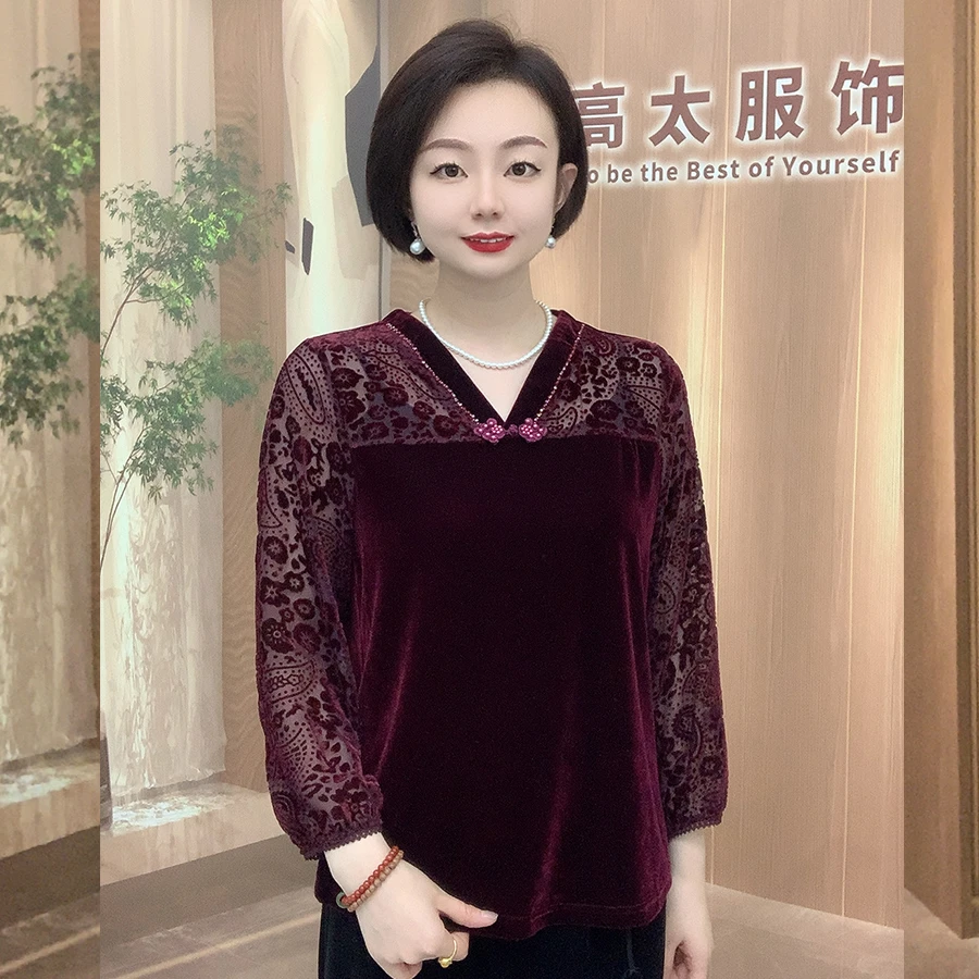 V领盘扣镂空烧花丝绒衫