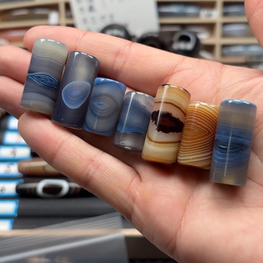 碳***。玛瑙/玉髓未镶嵌颈饰