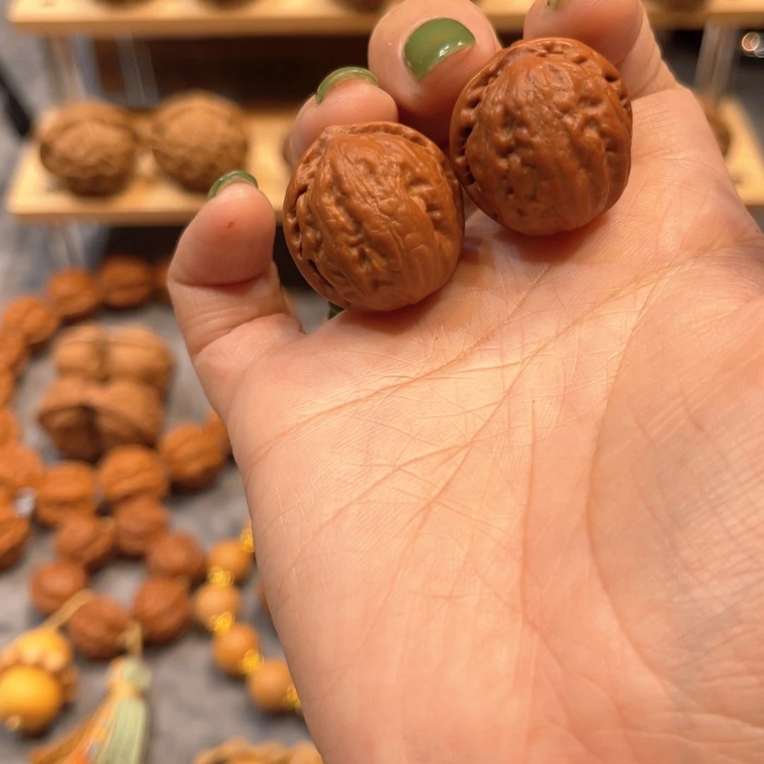 文玩核桃把件红皮绣球