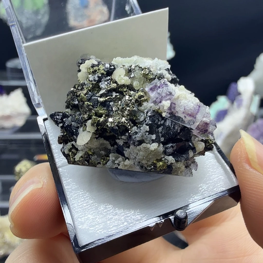 七种品种共生萤石