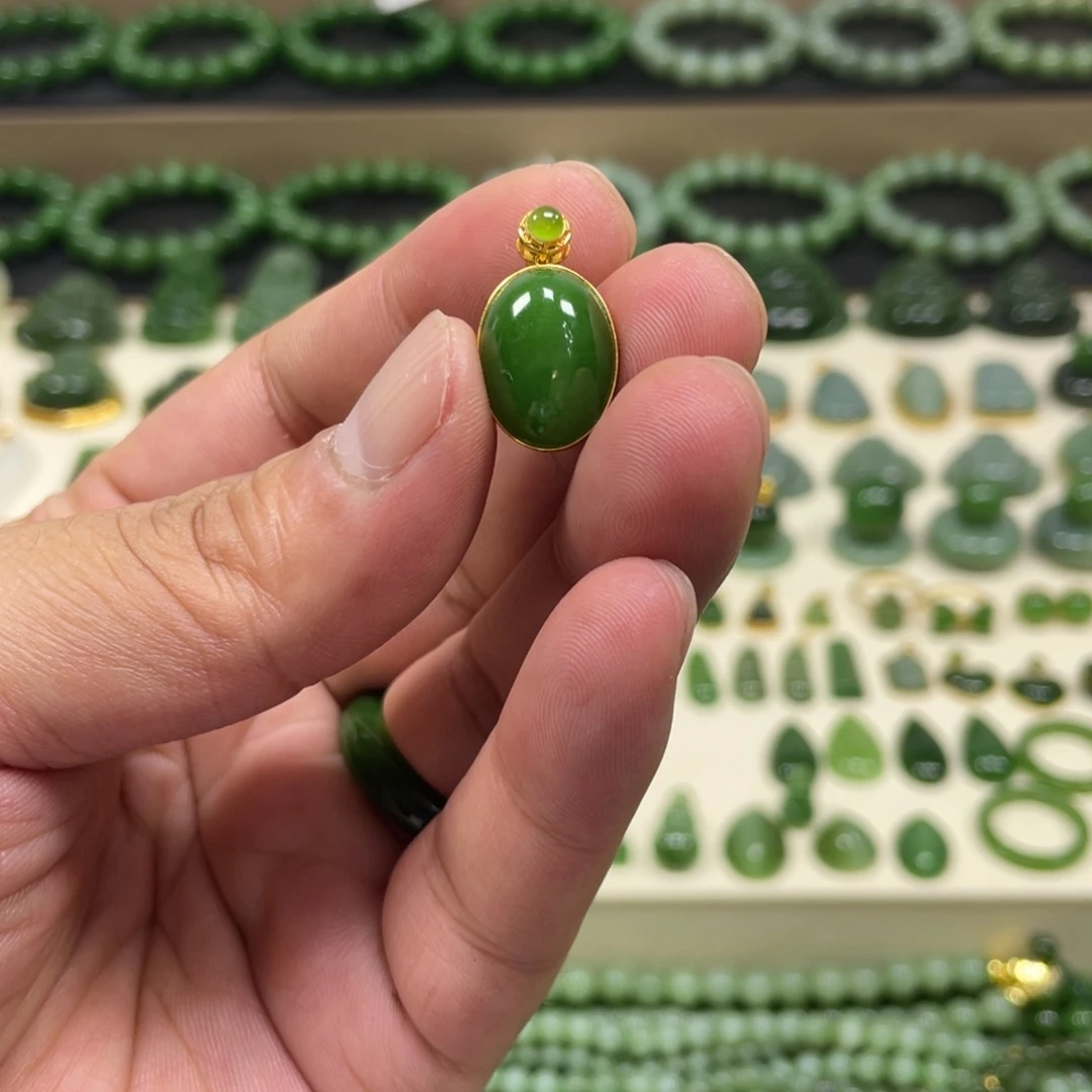 哈****和田玉（碧玉）18K金镶嵌颈饰