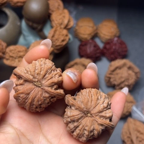 朴***风文玩核桃吊坠血麒麟印油