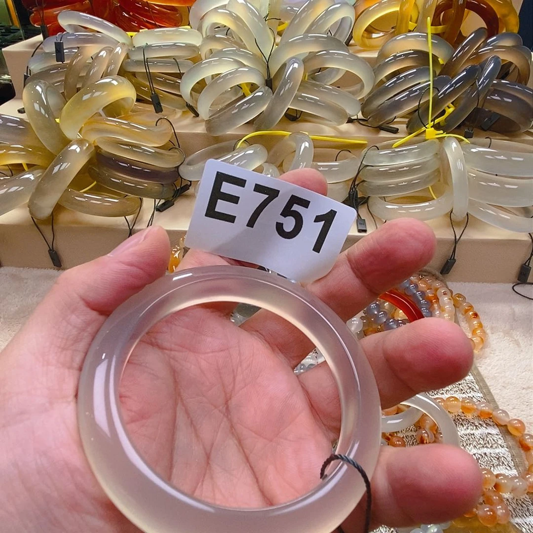 玛瑙/玉髓手镯未镶嵌东****频