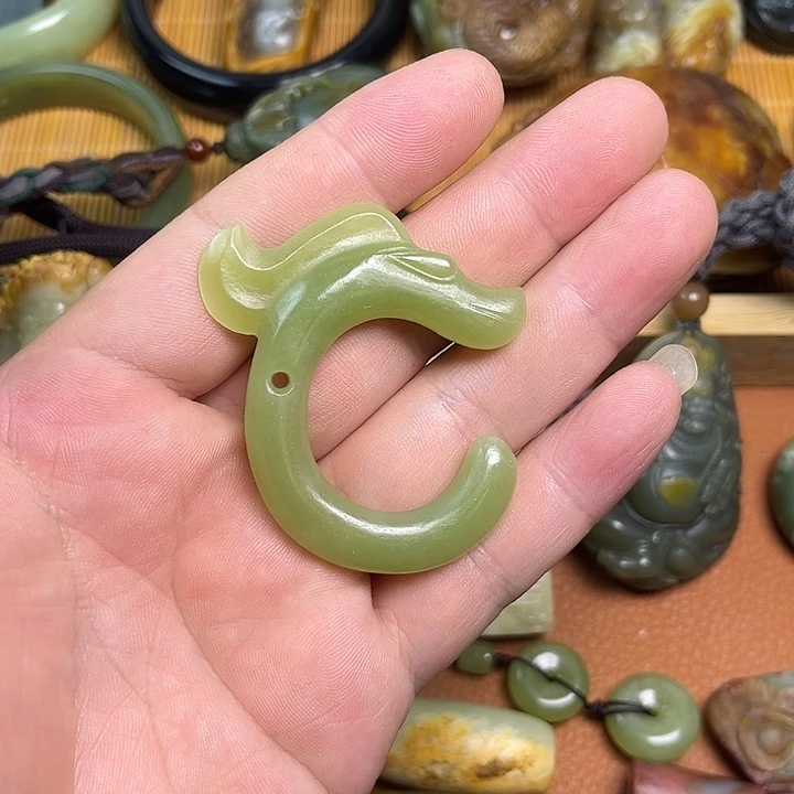 岫岩老玉（透闪石质玉）未镶嵌颈饰