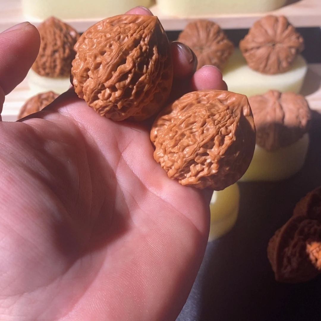 文玩核桃吊坠40金牛