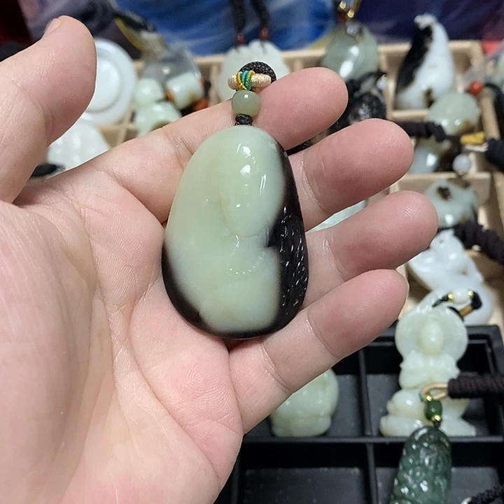 黄***云和田玉未镶嵌颈饰