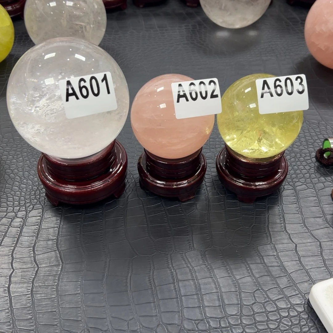 酱***肉石材天然水晶球摆件