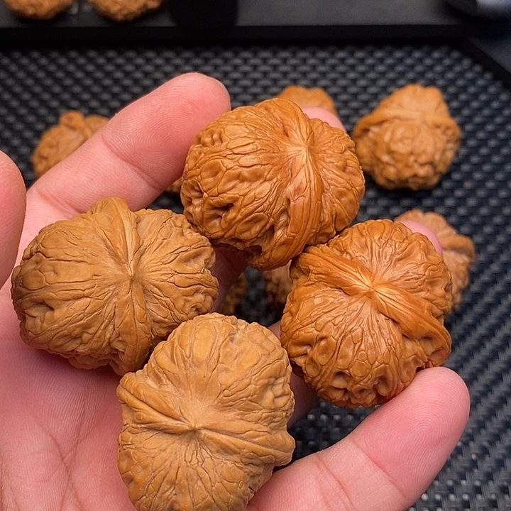 东***8文玩核桃把件元宝40.4。   41.5