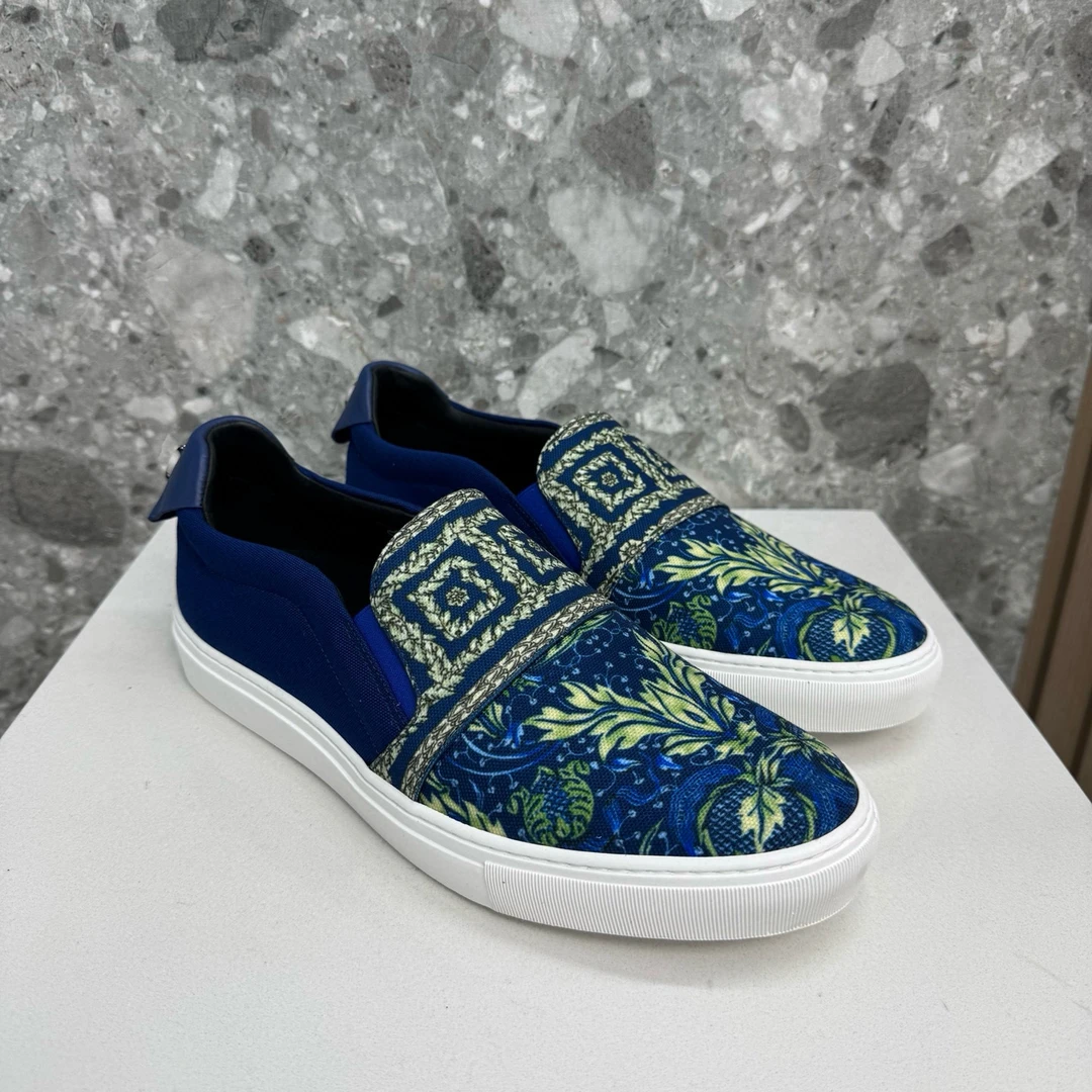 未使用 VERSACE/范思哲 134398 男款休闲鞋