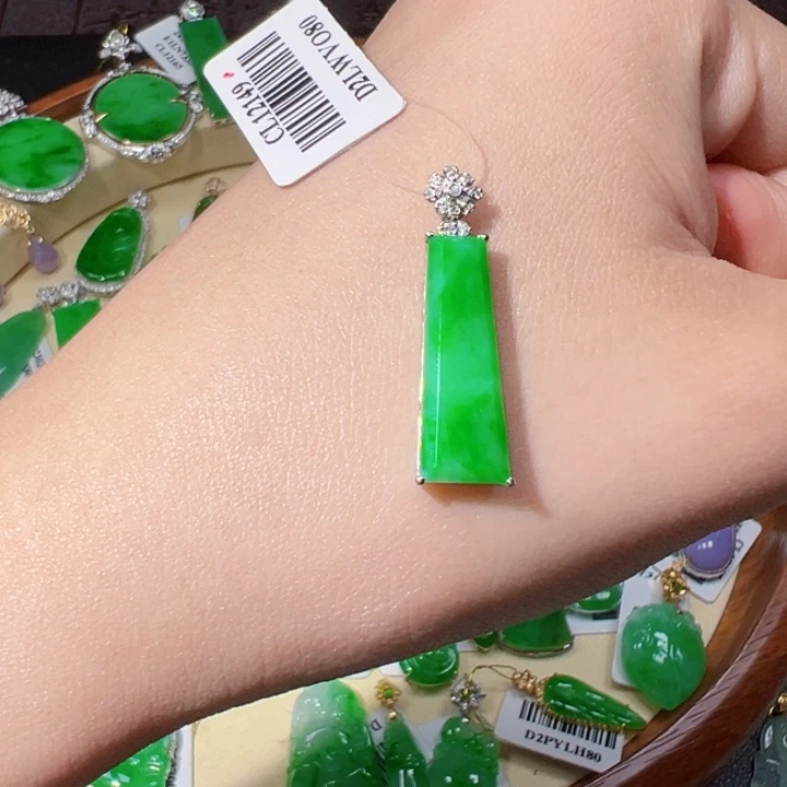 翡翠颈饰18K金镶嵌翡翠