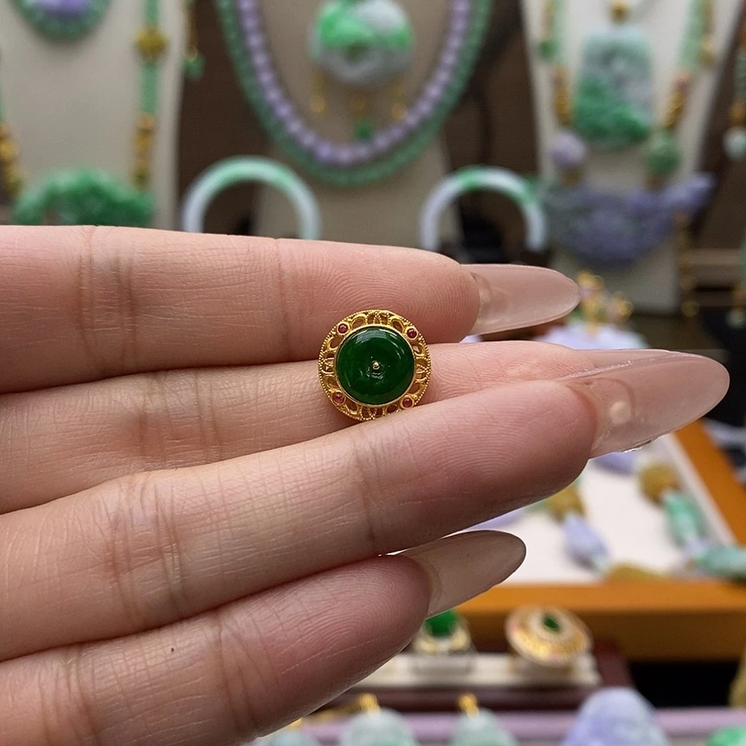 颈饰18K金镶嵌翡翠吊坠