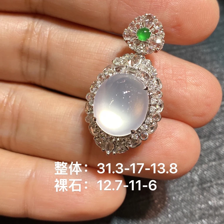 高冰玻浑圆饱满的一颗翡翠冰冰蛋面吊坠 后盖封底可拆卸，可甜可盐