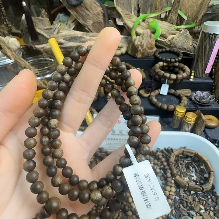 胡****沉香沉香碎屑海南莺歌绿0.6大13克➕沉香碎屑多样性