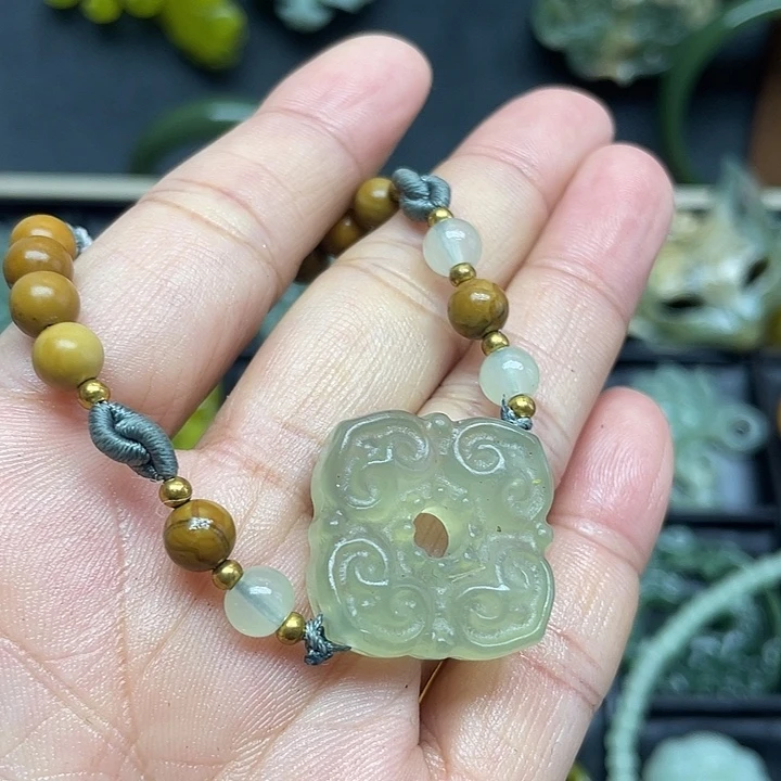 蛇纹石玉未镶嵌颈饰