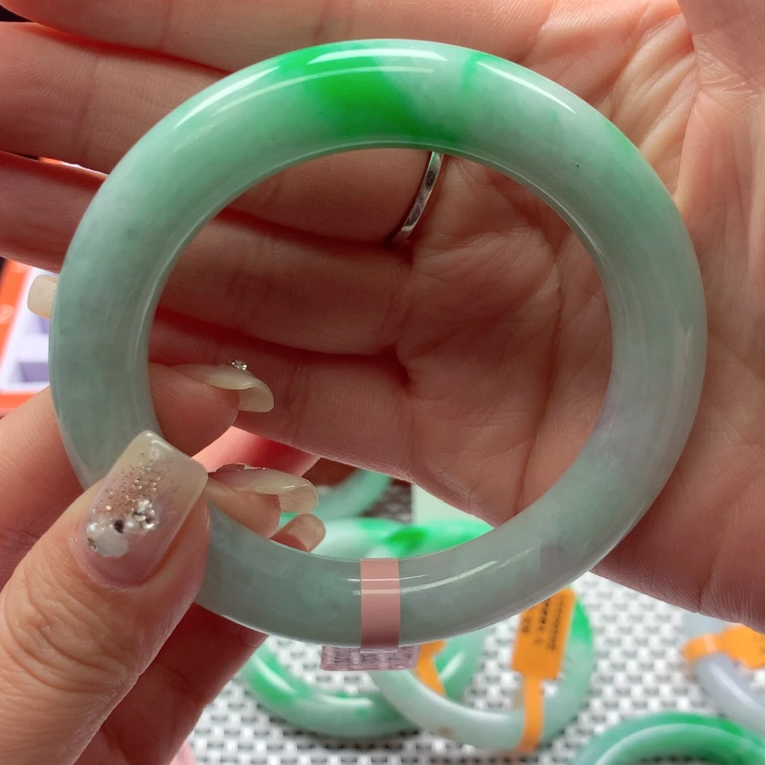 翡翠手镯未镶嵌伟**为翡翠