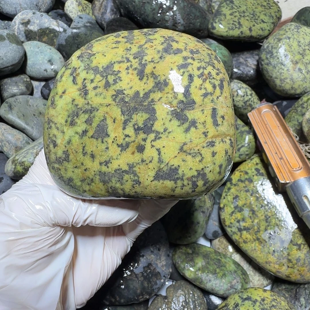 君***辉蛇纹石玉未镶嵌西藏藏玉药王石