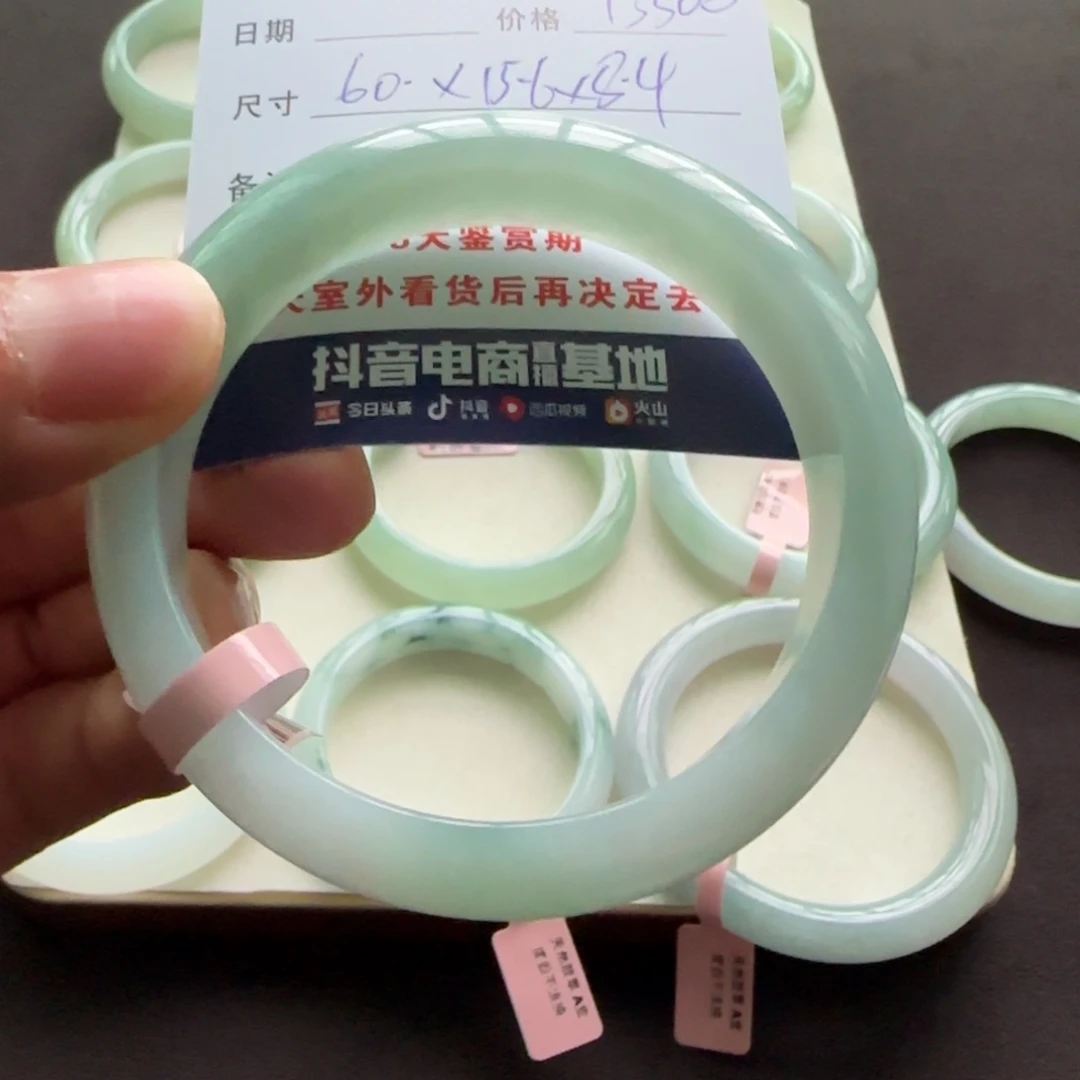 翡翠手镯未镶嵌曼**?天然A货翡翠手镯