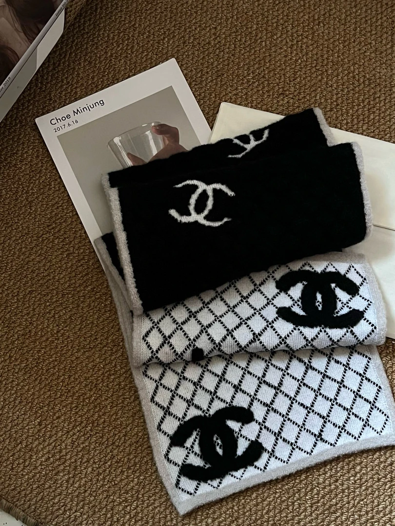 全新未使用 Chanel/香奈儿 chanel灰边黑白拼色logo围巾