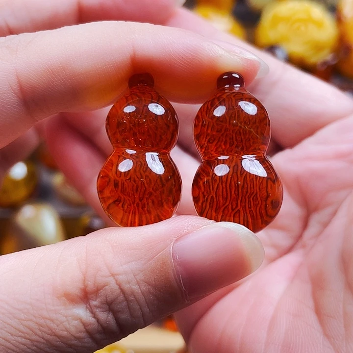 琥珀未镶嵌裸石耳环一对