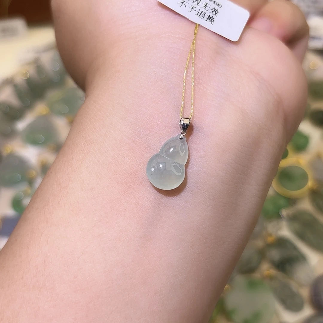 翡翠18K金镶嵌颈饰葫芦