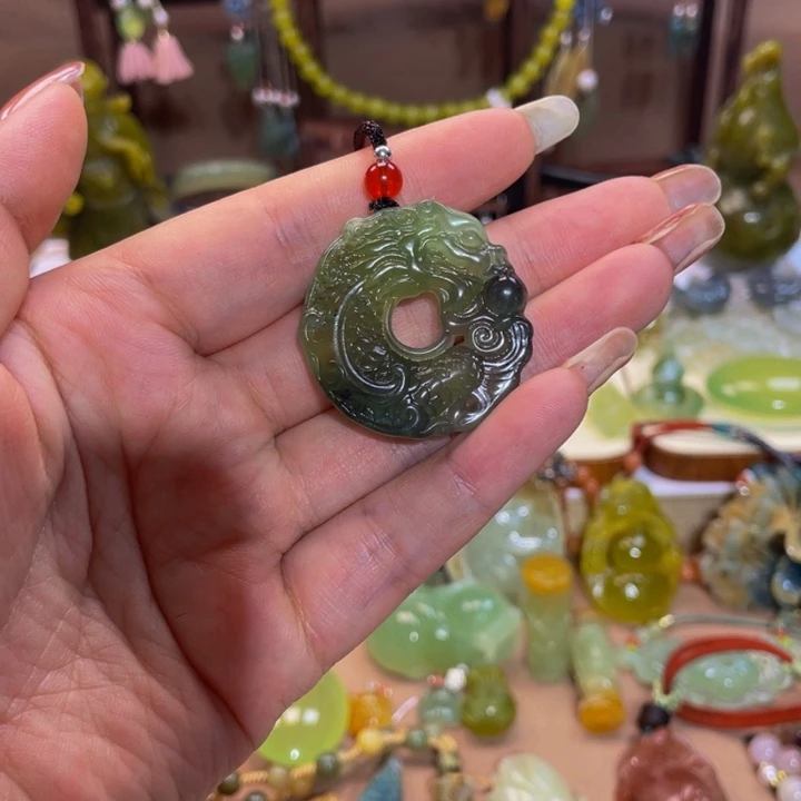蛇纹石玉颈饰未镶嵌