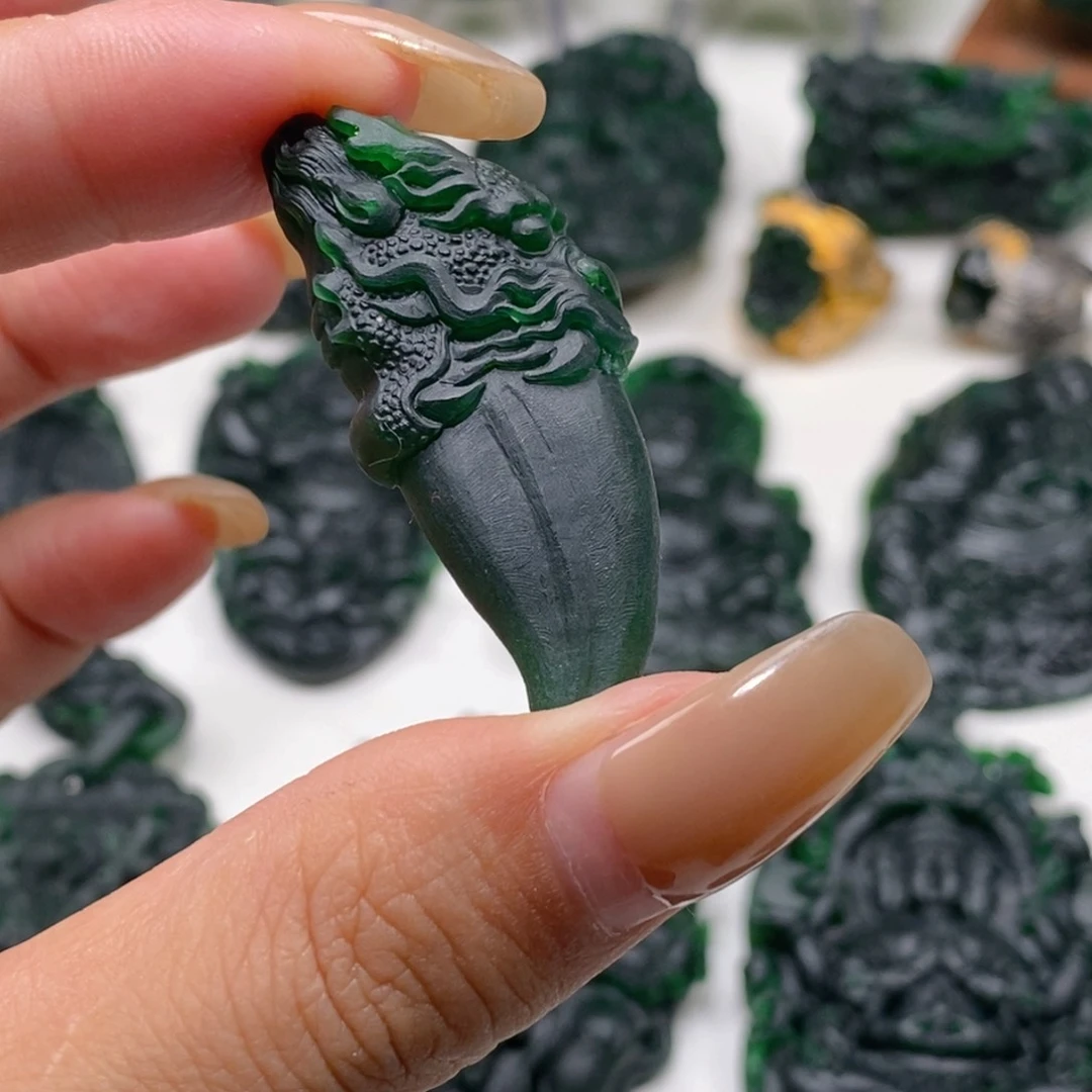 定制翡翠未镶嵌龙牙T